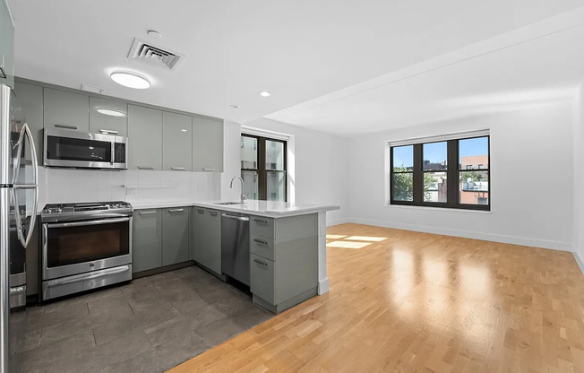 3 beds, 2 baths, $5,500, Unit 719