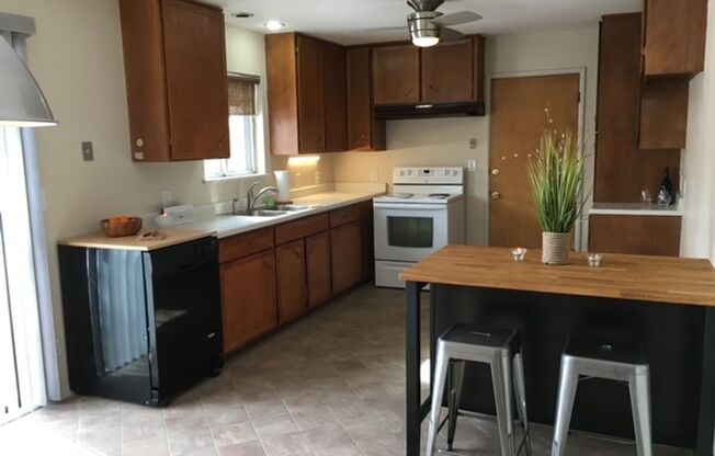 2 beds, 1 bath, $2,350