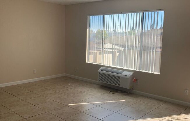 1 bed, 1 bath, 620 sqft, $1,300, Unit 3240 N