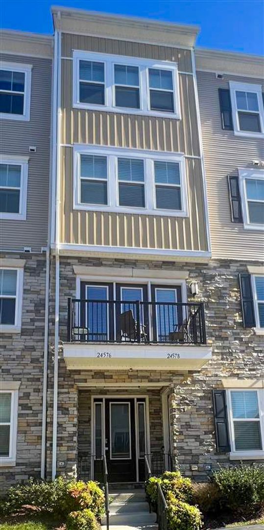 Luxurious 3 Bed 3.5 Bath Townhome In Vibrant Stone Ridge Community