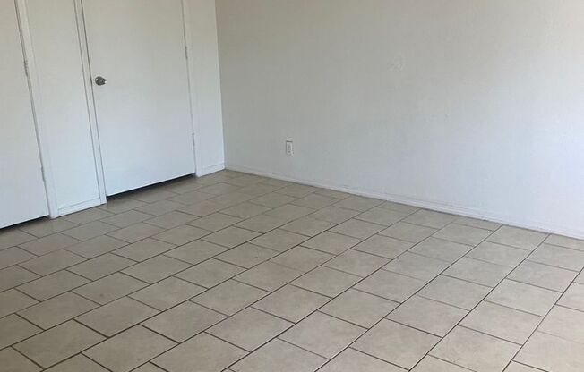 2BR/1BA ground floor unit with Plenty of Parking