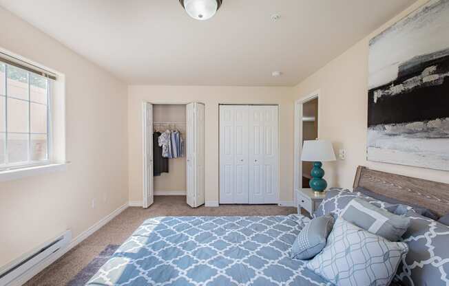 a bedroom with a bed and a closet with closets  at Quail Springs, Washington