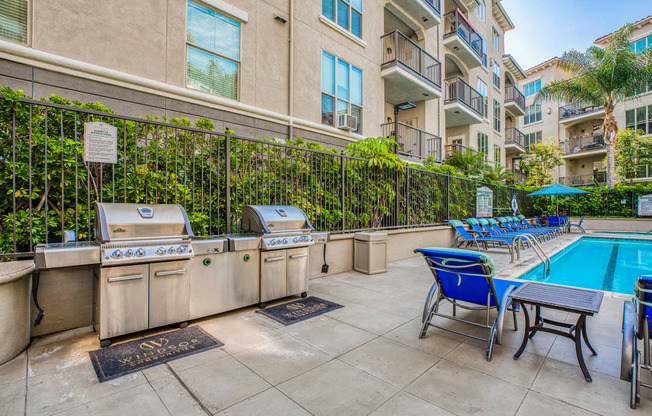 Poolside Grilling Area at Windsor Lofts at Universal City