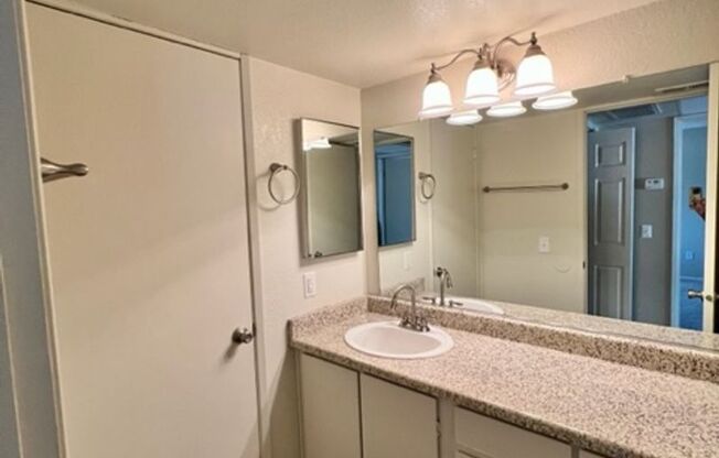 1 bed, 1 bath, 700 sqft, $1,575, Unit 12