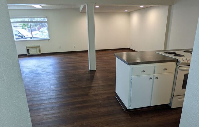 1 bed, 1 bath, 700 sqft, $1,375, Unit #13