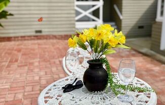 Quintessential Ventura 1 bed rear unit with LARGE, PRIVATE, BEAUTIFUL OUTDOOR LIVING AREA