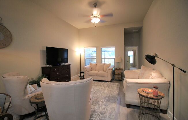 3/2/2 duplex close to Historic Gruene, Creekside and I-35 / Fridge Included / Fenced in Yard / CISD