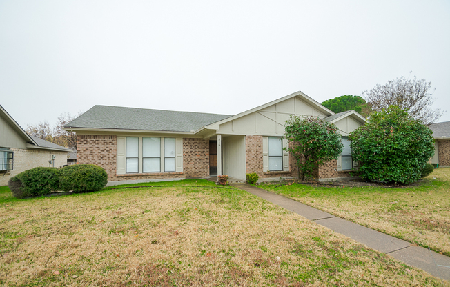 Beautifully crafted 3-2-2 in Plano! Laminate Wood Flooring Throughout!