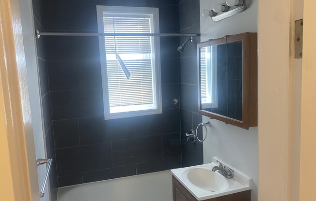 1 bed, 1 bath, 700 sqft, $2,100, Unit 25