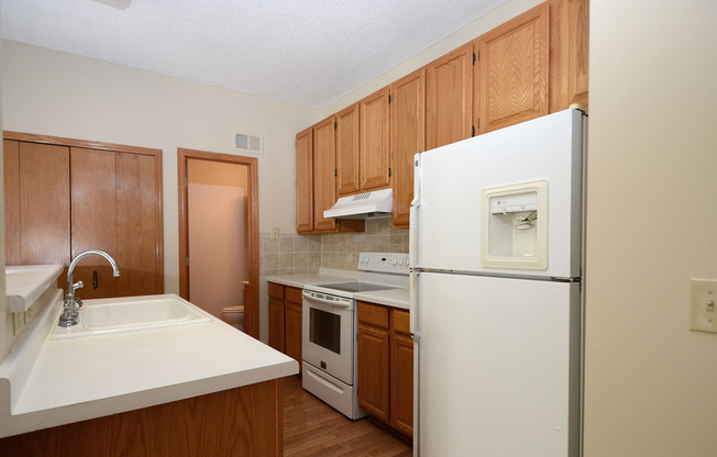 AVAILABLE 4/1!!! 2 Bedroom 2 Bathroom in Woodbury Convenient Location!! Act FAST!