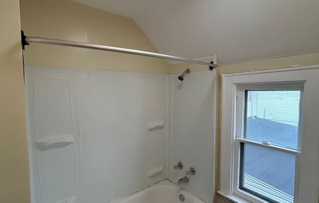 2 beds, 1 bath, $925, Unit 3- Lower Rear