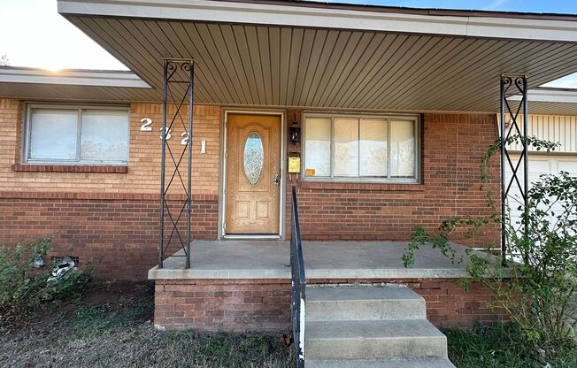 Beautiful 3 bed 1 bath with added second living room. Located in Del City!!