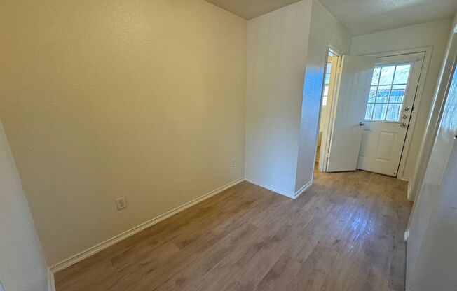 2 beds, 1.5 baths, 884 sqft, $850, Unit # B