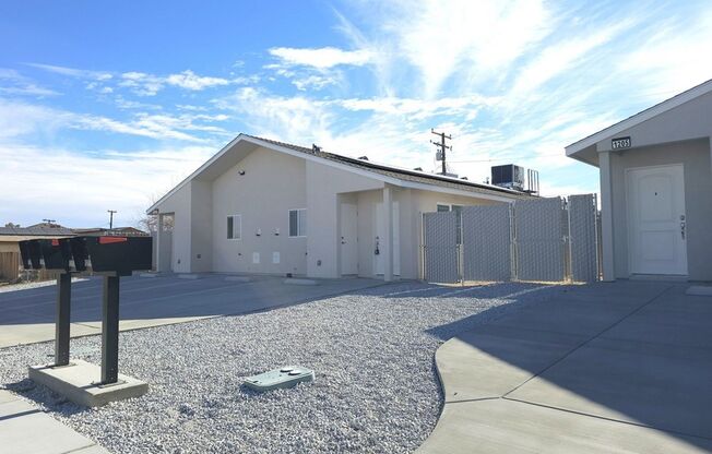 1201 W Mariposa Ave