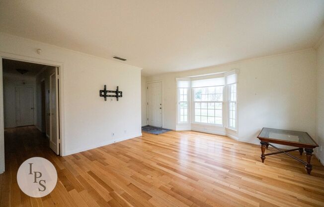 Beautiful Old Fig Home, 3BR/1BA, Huge Lot! Walking to Van Ness / Christmas Tree Lane - Lots of Amenities!