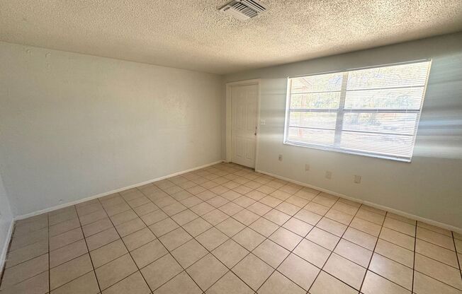 2 beds, 1 bath, $1,695, Unit 1211 59th Ave E