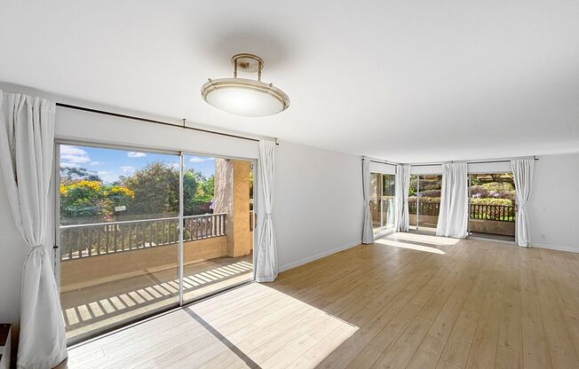 Charming & Spacious 2BD/2BA Condo in Bay Park W/ W/D, Community Pool/Spa, & Wrap Around Patio!