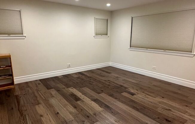 Beautiful spacious home, across from a small park, convenient commute location, close to Google and shopping!