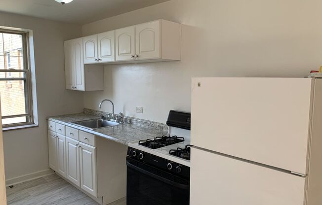 3 beds, 1 bath, $2,150, Unit 410C