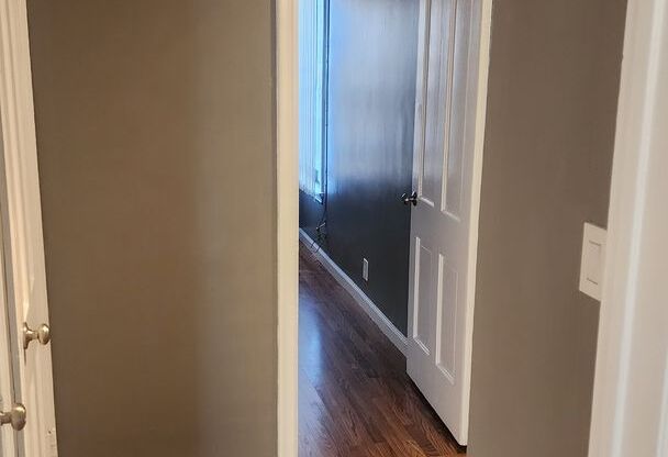 2 beds, 1 bath, $2,000, Unit 5411 1/2 Fernwood Ave #2