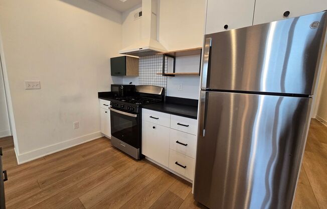 Bright 1 bedroom available now - MOVE IN SPECIAL!