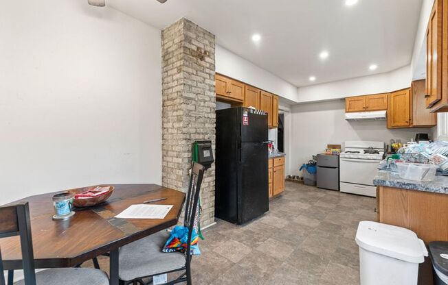 Rare Kenwood townhome, Across from Campus