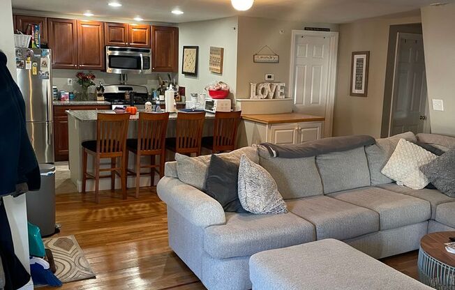 2 beds, 1 bath, $2,295, Unit Village Crossing