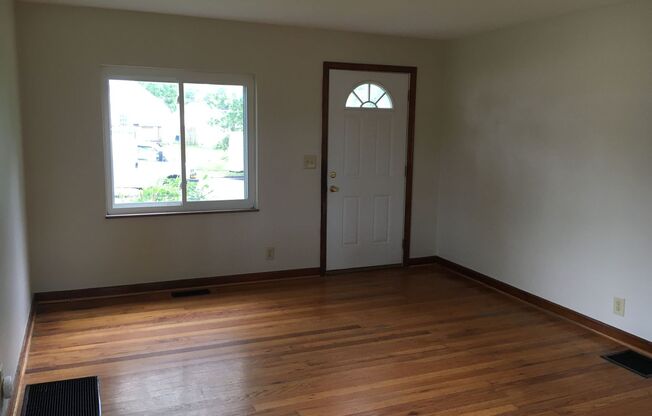 **2-BEDROOM HOUSE W/ DETACHED GARAGE IN BEECHWOLD!!**