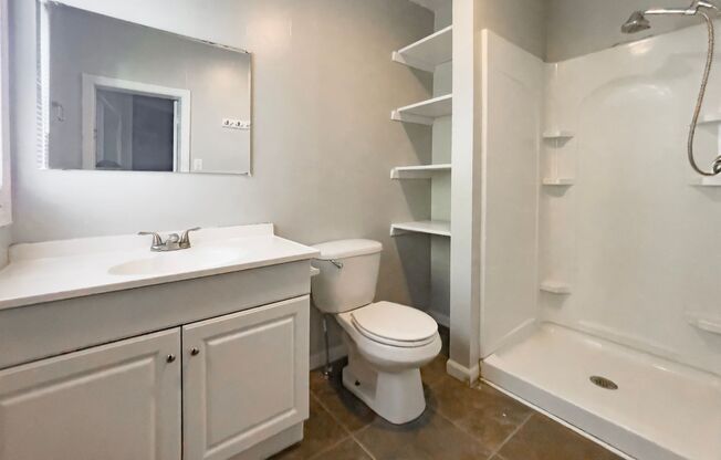 PRELEASING for AUGUST! Close to Campus