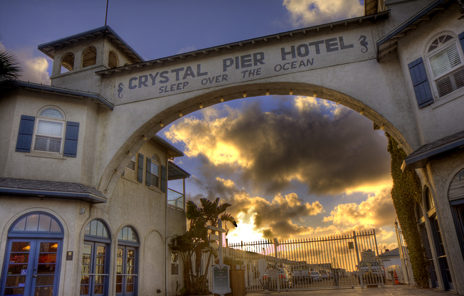 One Bedroom in Gated Community, FREE Laundry, and Garage Parking!