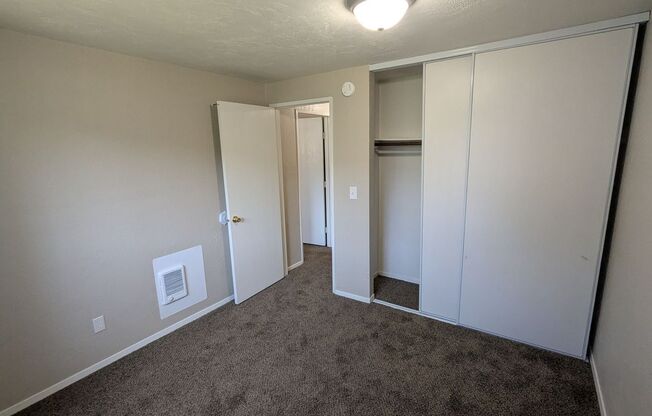 2 beds, 1 bath, 756 sqft, $1,150, Unit 77