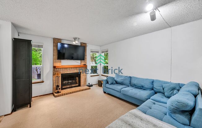 3 BEDS & 1.5 BATH FOR RENT