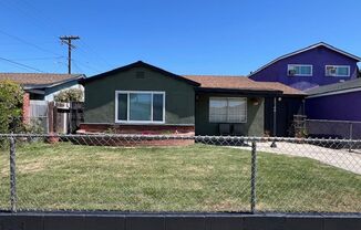 Beautiful 2 bedroom 1 bath House, with front and back yard ready for move in