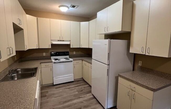 2 beds, 2 baths, 930 sqft, $825, Unit 14