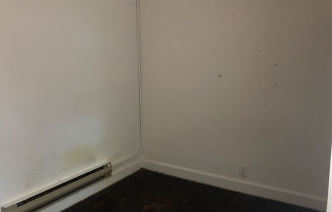 2 beds, 1 bath, $810, Unit B