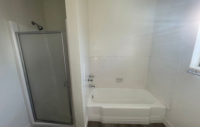 2 beds, 1 bath, $2,050, Unit 17