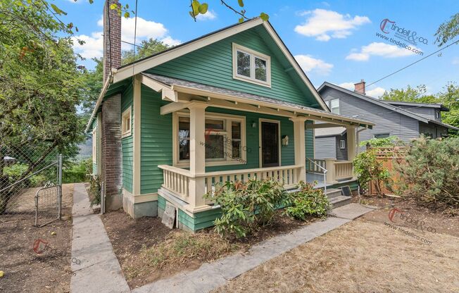 Charming 1919 Farmhouse with Breathtaking Views in St Johns- Landscape included!