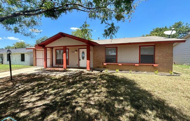 Perfectly located 3bed/2bath single story near Hwy 151/Potranco area, close to Lakeland AFB.