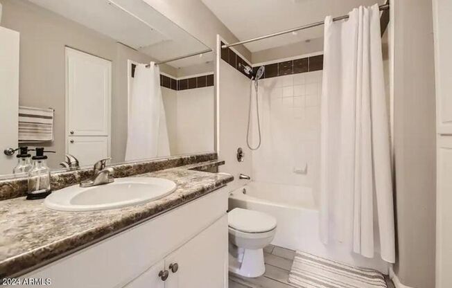 2 beds, 2 baths, $2,200, Unit UNIT 2111