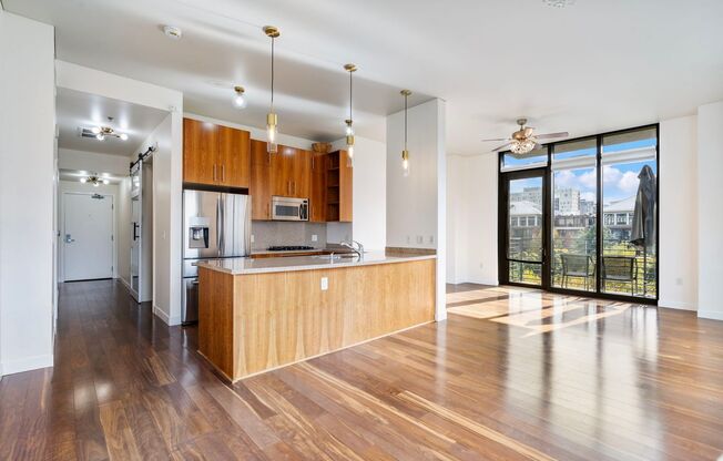 Park Place - 1 bed/1.5 bath/bonus room - Pearl District Condo w/NEW paint/bedroom carpet/parking/balcony/storage