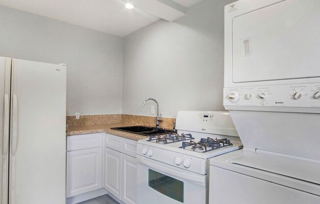 Studio, 1 bath, 450 sqft, $1,475, Unit 5452 Linden Avenue Unit B