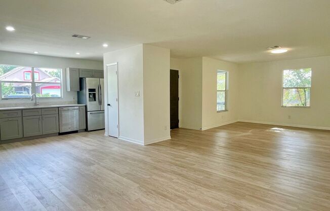 Spacious 4 Bedroom 2 Bathroom Single Family House in Sarasota