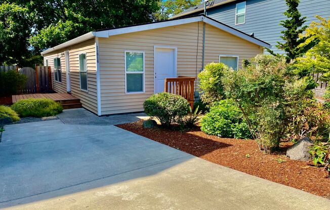 3 bed/2 bath- Modern Comfort in a Peaceful SE Portland Setting
