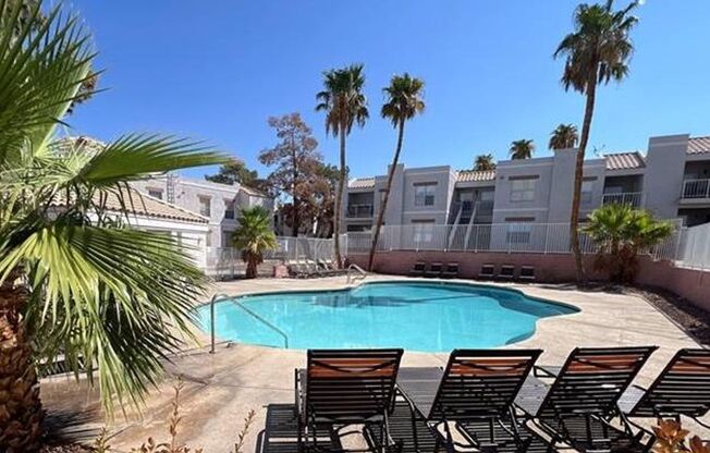 Bright spacious condo near Sunrise Mountain