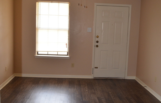 2 beds, 1 bath, 900 sqft, $925