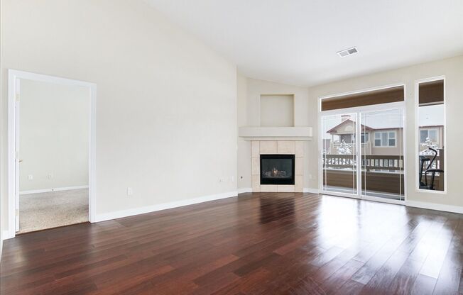 July 1st Move in! Top Floor 2 Bed / 2 Bath Condo with Mountain Views and 1 car detached garage in SW Littleton!