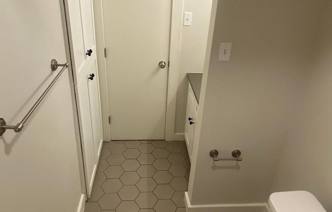 2 beds, 1 bath, 900 sqft, $1,499, Unit LAW9-101