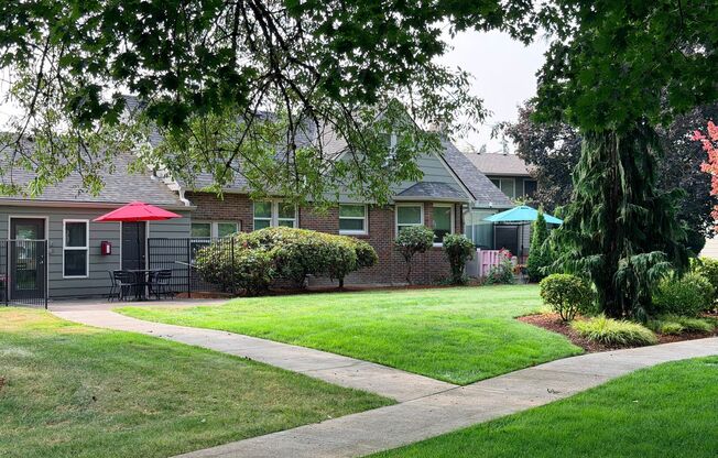 2 beds, 1 bath, 806 sqft, $1,449, Unit 17
