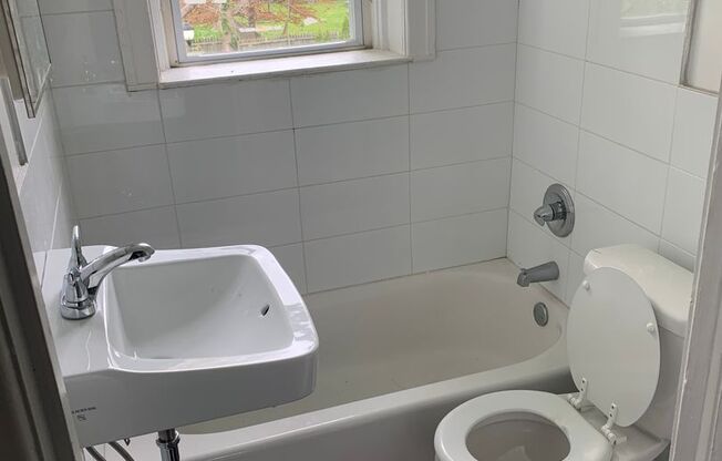 2 beds, 1 bath, $1,250, Unit E-22