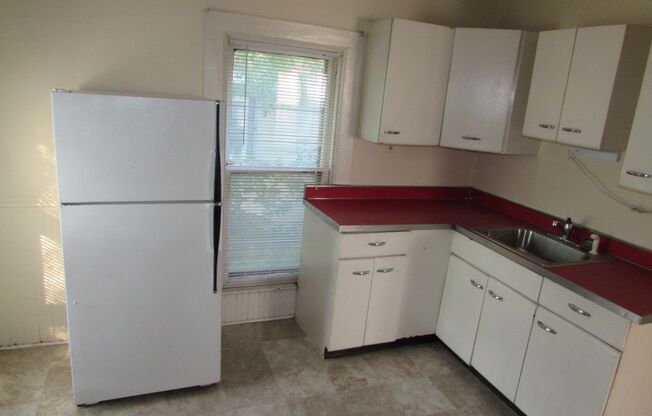 2 beds, 1 bath, 950 sqft, $1,300, Unit 830